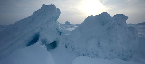 Ледяные торосы около российской дрейфующей станции Северный полюс-2015 - Sputnik Afrique
