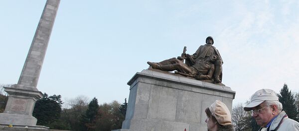 Warsaw residents walk among the graves and a monument of Red Army soldiers killed while driving Nazi German troops from the city in January 1945, at their cemetery in Warsaw, Poland - Sputnik Afrique