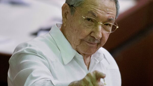 Cuba's President Raul Castro points to the press during the closing of the legislative session at the National Assembly in Havana - Sputnik Afrique