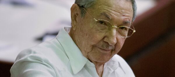 Cuba's President Raul Castro points to the press during the closing of the legislative session at the National Assembly in Havana - Sputnik Afrique