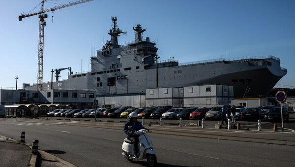 Vladivostok amphibious assault ship of the French Mistral class in the docks of SNX France - Sputnik Afrique