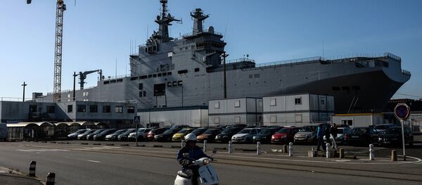 Vladivostok amphibious assault ship of the French Mistral class in the docks of SNX France - Sputnik Afrique