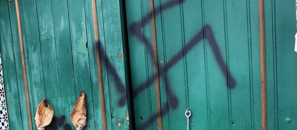 Xenophobic neo-nazi propos were spray-painted on the wall - Sputnik Afrique