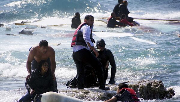 Migrants, who are trying to reach Greece, are rescued by members of the Greek Coast guard and locals near the coast of the southeastern island of Rhodes April 20, 2015 - Sputnik Afrique