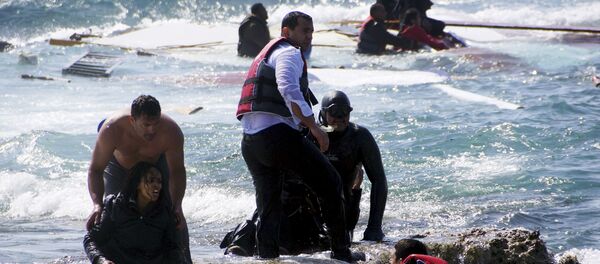 Migrants, who are trying to reach Greece, are rescued by members of the Greek Coast guard and locals near the coast of the southeastern island of Rhodes April 20, 2015 - Sputnik Afrique