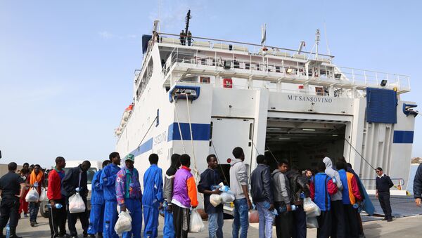 Migrants board on a ferry as they leave the Island of Lampedusa, Southern Italy, to be transferred in Porto Empedocle, Sicily, Friday, April 17, 2015. - Sputnik Afrique