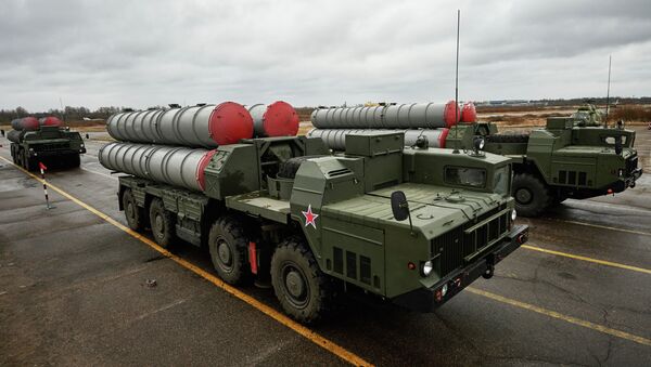 Зенитно-ракетные комплексы ПВО С-300 во время тренировки механизированной колонны войск Санкт-Петербургского - Sputnik Afrique