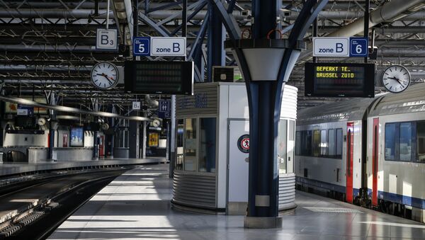 This picture taken on April 22, 2015 shows an empty platform and a stationary train during what would normally be the rush hour at the Midi-Zuid station in Brussels as a general strike by public sector workers took place. - Sputnik Afrique