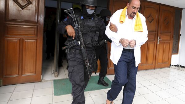 Death row inmate Serge Atlaoui of France (C) is escorted by police as he leaves Tangerang District Court after signing documents for his judicial review in Tangerang April 1, 2015. The planned executions by Indonesia of death row inmates, most convicted on drug smuggling charges, have been condemned internationally. The group includes citizens of Australia, France, Brazil, the Philippines, Ghana, and Nigeria, as well as Indonesia. - Sputnik Afrique
