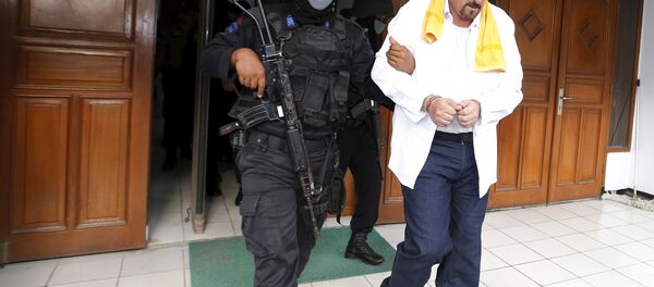 Death row inmate Serge Atlaoui of France (C) is escorted by police as he leaves Tangerang District Court after signing documents for his judicial review in Tangerang April 1, 2015. The planned executions by Indonesia of death row inmates, most convicted on drug smuggling charges, have been condemned internationally. The group includes citizens of Australia, France, Brazil, the Philippines, Ghana, and Nigeria, as well as Indonesia. - Sputnik Afrique