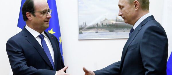 Russian President Vladimir Putin (R) approaches to shake hands with his French counterpart Francois Hollande during a meeting at Moscow's Vnukovo airport, December 6, 2014 - Sputnik Afrique