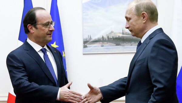 Russian President Vladimir Putin (R) approaches to shake hands with his French counterpart Francois Hollande during a meeting at Moscow's Vnukovo airport, December 6, 2014 - Sputnik Afrique