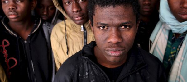 Illegal migrants stand in an immigration holding centre located on the outskirts of Misrata Libya, March 11, 2015 - Sputnik Afrique