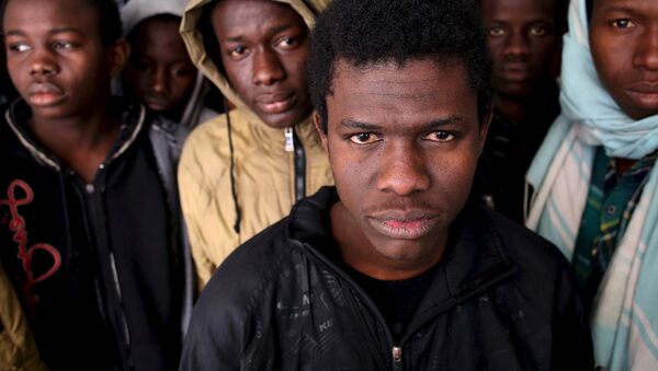 Illegal migrants stand in an immigration holding centre located on the outskirts of Misrata Libya, March 11, 2015 - Sputnik Afrique
