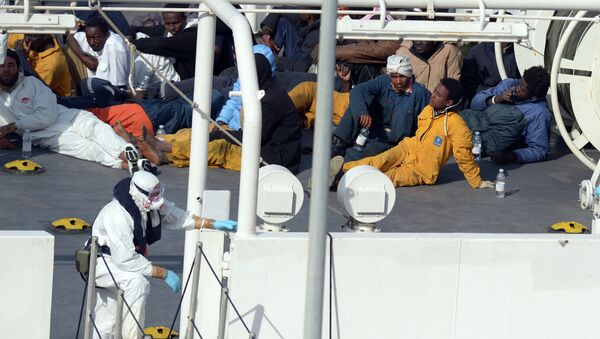 Survivors of an accident in which a fishing boat carrying migrants capsized off the Libyan coast, sit on the deck of the Italian Coast Guard vessel Bruno Gregoretti at Boiler Wharf, Senglea in Malta on April 20, 2015. - Sputnik Afrique