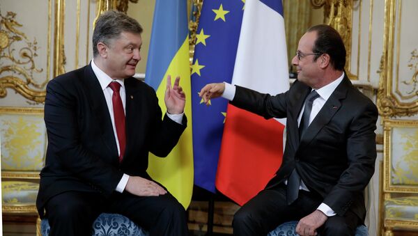French President Francois Hollande (R) speaks with Ukraine's President Petro Poroshenko during a meeting at the Elysee Palace in Paris, April 22, 2015 - Sputnik Afrique