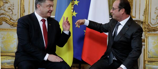 French President Francois Hollande (R) speaks with Ukraine's President Petro Poroshenko during a meeting at the Elysee Palace in Paris, April 22, 2015 - Sputnik Afrique