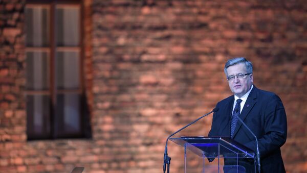 Poland's President Bronislaw Komorowski delivers a speech at a tent erected in front of the entrance of the former Nazi concentration camp Auschwitz-Birkenau during the main ceremony to mark the 70th anniversary of the liberation of the death camp on January 27, 2015 in Oswiecim, Poland. - Sputnik Afrique