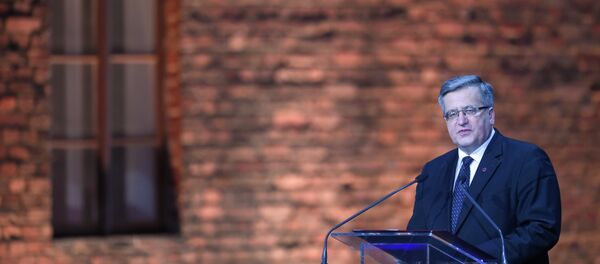 Poland's President Bronislaw Komorowski delivers a speech at a tent erected in front of the entrance of the former Nazi concentration camp Auschwitz-Birkenau during the main ceremony to mark the 70th anniversary of the liberation of the death camp on January 27, 2015 in Oswiecim, Poland. - Sputnik Afrique