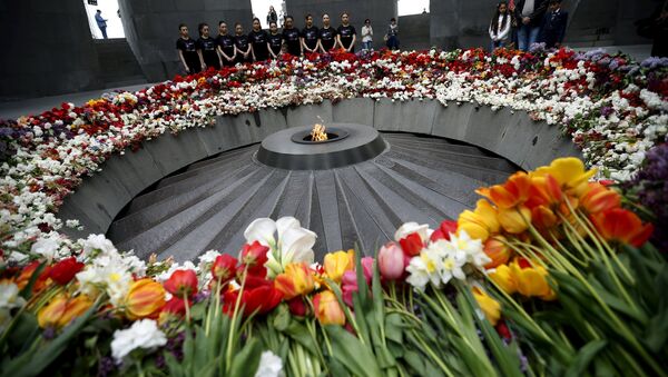 People mourn at the Tsitsernakaberd Armenian Genocide Memorial Museum in Yerevan, April 21, 2015 - Sputnik Afrique
