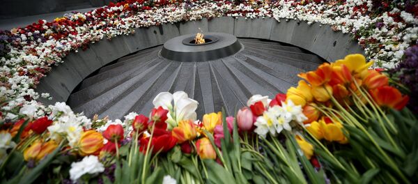 People mourn at the Tsitsernakaberd Armenian Genocide Memorial Museum in Yerevan - Sputnik Afrique