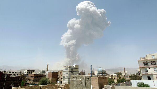 Smoke billows from the Faj Attan Hill following a reported airstrike by the Saudi-led coalition on an army arms depot, now under Huthi rebel control, on April 20, 2015, in Sanaa - Sputnik Afrique