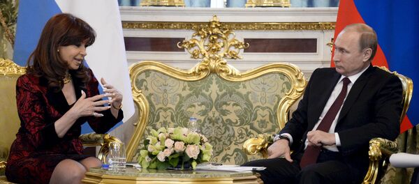 Argentina's President Cristina Fernandez (L) talks to Russian President Vladimir Putin during their meeting at the Kremlin in Moscow April 23, 2015 Argentina's President Cristina Fernandez (L) talks to Russian President Vladimir Putin during their meeting at the Kremlin in Moscow April 23, 2015 - Sputnik Afrique