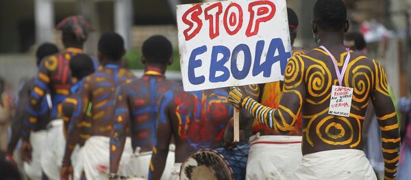 Actors parade on a street after performing at Anono school, during an awareness campaign against Ebola in Abidjan September 25, 2014 Actors parade on a street after performing at Anono school, during an awareness campaign against Ebola in Abidjan September 25, 2014 - Sputnik Afrique