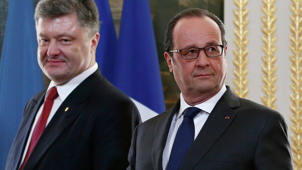French President Francois Hollande (R) and Ukraine's President Petro Poroshenko (L) arrive for a diplomatic agreement signing ceremony after meeting at the Elysee Palace in Paris, April 22, 2015. REUTERS/Ian Langsdon/Pool - Sputnik Afrique