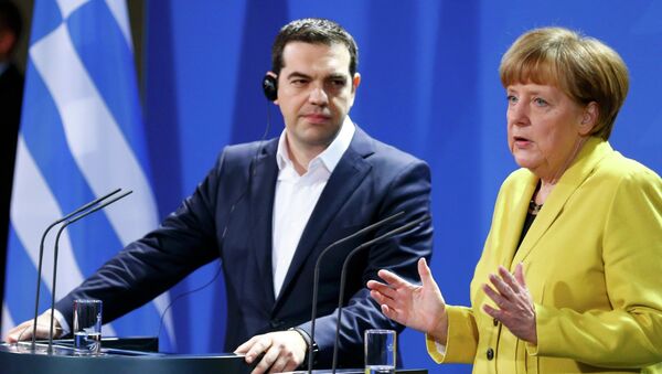 German Chancellor Angela Merkel and Greek Prime Minister Alexis Tsipras address a news conference following talks at the Chancellery in Berlin March 23, 2015 - Sputnik Afrique