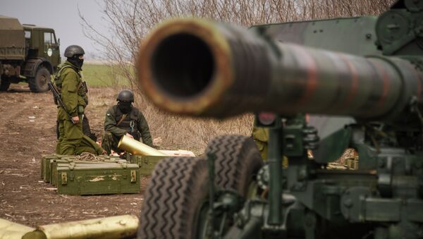 Ukrainian army soldiers take part in a military exercise at a training ground outside Mariupol, eastern Ukraine, Wednesday, March 25, 2015 - Sputnik Afrique