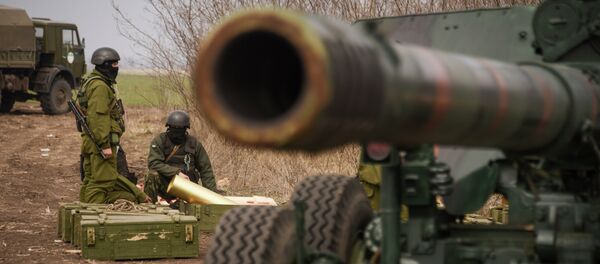 Ukrainian army soldiers take part in a military exercise at a training ground outside Mariupol, eastern Ukraine, Wednesday, March 25, 2015 - Sputnik Afrique