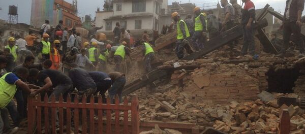 Rescuers clear the debris at Durbar Sqaure after an earthquake in Kathmandu, Nepal, Saturday, April 25, 2015. - Sputnik Afrique