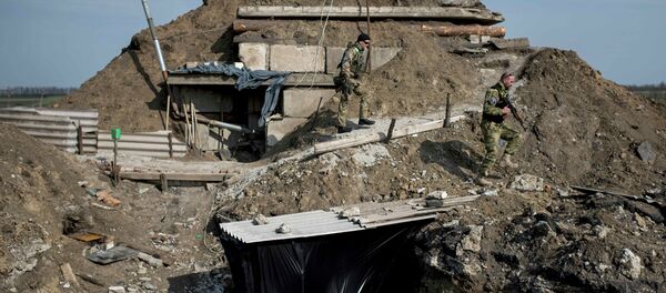 Ukrainian servicemen walk at their positions in the village of Lebedynske, eastern Ukraine, Friday, April 17, 2015 - Sputnik Afrique