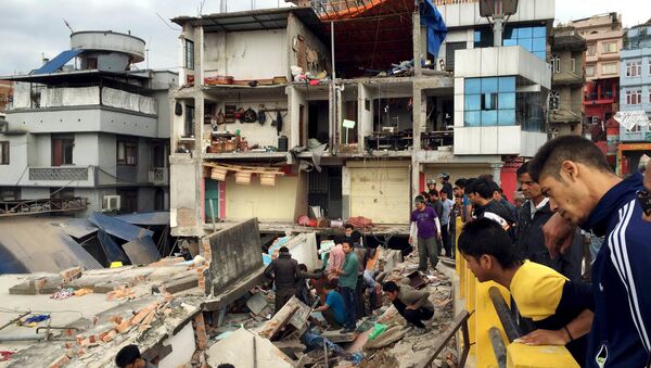 People survey a site damaged by an earthquake, in Kathmandu, Nepal - Sputnik Afrique