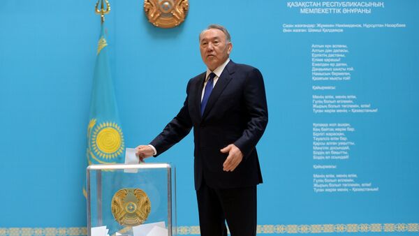 President of Kazakhstan Nursultan Nazarbayev votes at the early presidential elections - Sputnik Afrique
