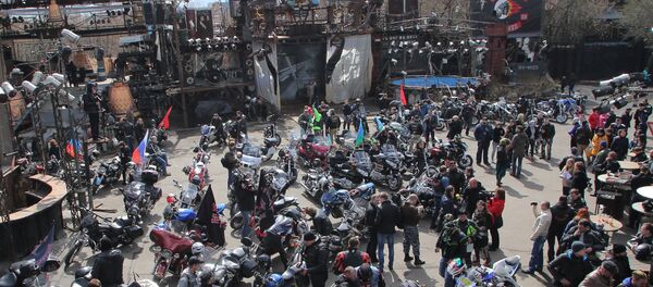 Участники мотопробега клуба Ночные волки, посвященного празднованию 70-летия Победы в Великой Отечественной войне, перед стартом Участники мотопробега клуба Ночные волки, посвященного празднованию 70-летия Победы в Великой Отечественной войне, перед стартом - Sputnik Afrique