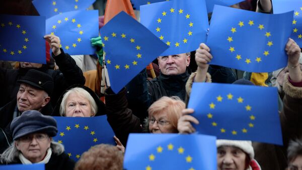 Demonstrators hold EU flags - Sputnik Afrique