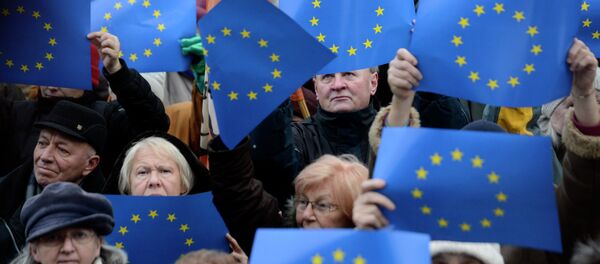 Demonstrators hold EU flags - Sputnik Afrique