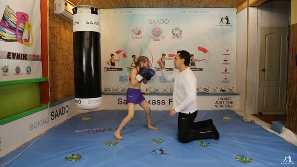 Kazakhstan: une fillette douée pour la boxe - Sputnik Afrique