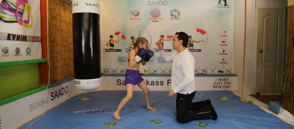 Kazakhstan: une fillette douée pour la boxe - Sputnik Afrique