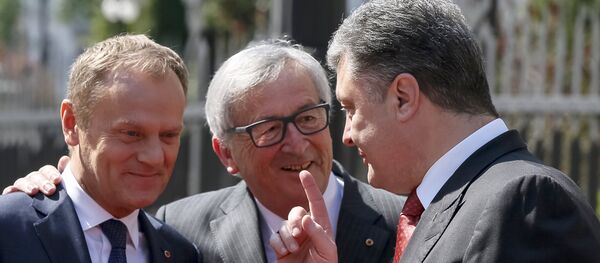Ukrainian President Petro Poroshenko (R) gestures as he talks to European Commission President Jean Claude Juncker (C) and European Council President Donald Tusk before their meeting in Kiev April 27, 2015 - Sputnik Afrique