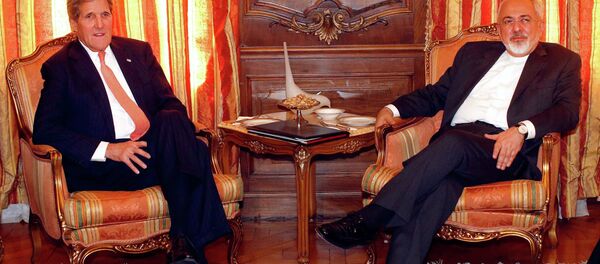 U.S. Secretary of State John Kerry (L), meets with Iran's Foreign Minister Mohammad Javad Zarif in New York April 27, 2015. - Sputnik Afrique