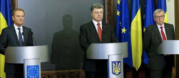 European Council President Donald Tusk (L), European Commission President Jean Claude Juncker (R) and Ukrainian President Petro Poroshenko - Sputnik Afrique