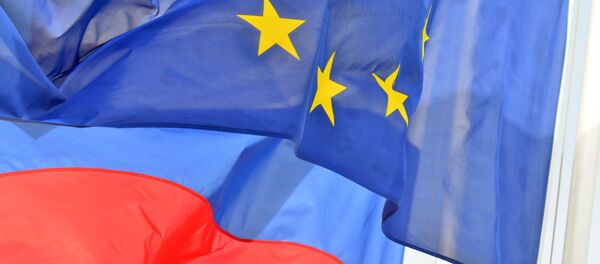 Флаги России, ЕС, Франции и герб Ниццы на набережной Ниццы - Sputnik Afrique