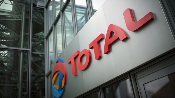 A picture shows the logo of French oil company headquarters Total, on October 21, 2014 in La Defense buisness district, near Paris - Sputnik Afrique