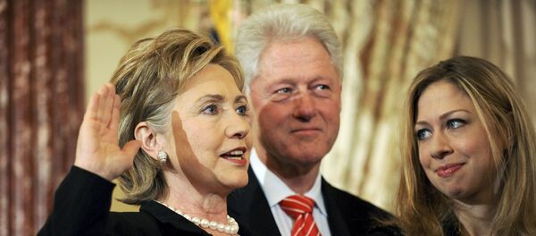 US Secretary of State Hillary Clinton (L) is joined by her husband former U.S. President Bill Clinton and daughter Chelsea Clinton US Secretary of State Hillary Clinton (L) is joined by her husband former U.S. President Bill Clinton and daughter Chelsea Clinton - Sputnik Afrique