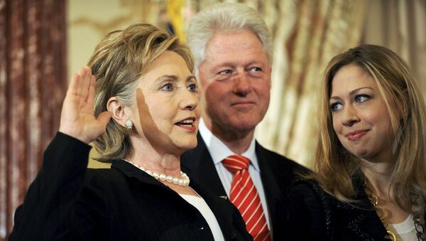 US Secretary of State Hillary Clinton (L) is joined by her husband former U.S. President Bill Clinton and daughter Chelsea Clinton - Sputnik Afrique