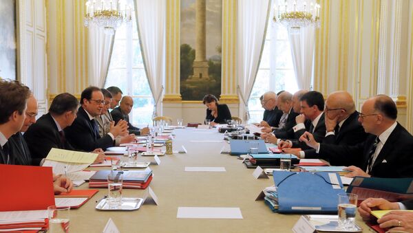 France's President Francois Hollande (4th L) and Prime Minister Manuel Valls (3rd R) take part in a defence council meeting with members of the government - Sputnik Afrique