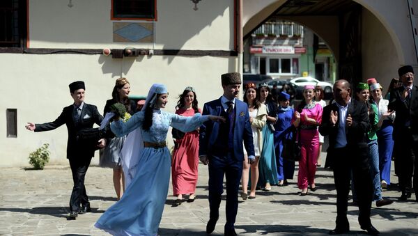 Crimean Tatars perform ethnic dances during a wedding at the Khansarai Khans' Palace, part of the Bakhchisarai Historical Cultural Reserve in the southern Crimea - Sputnik Afrique